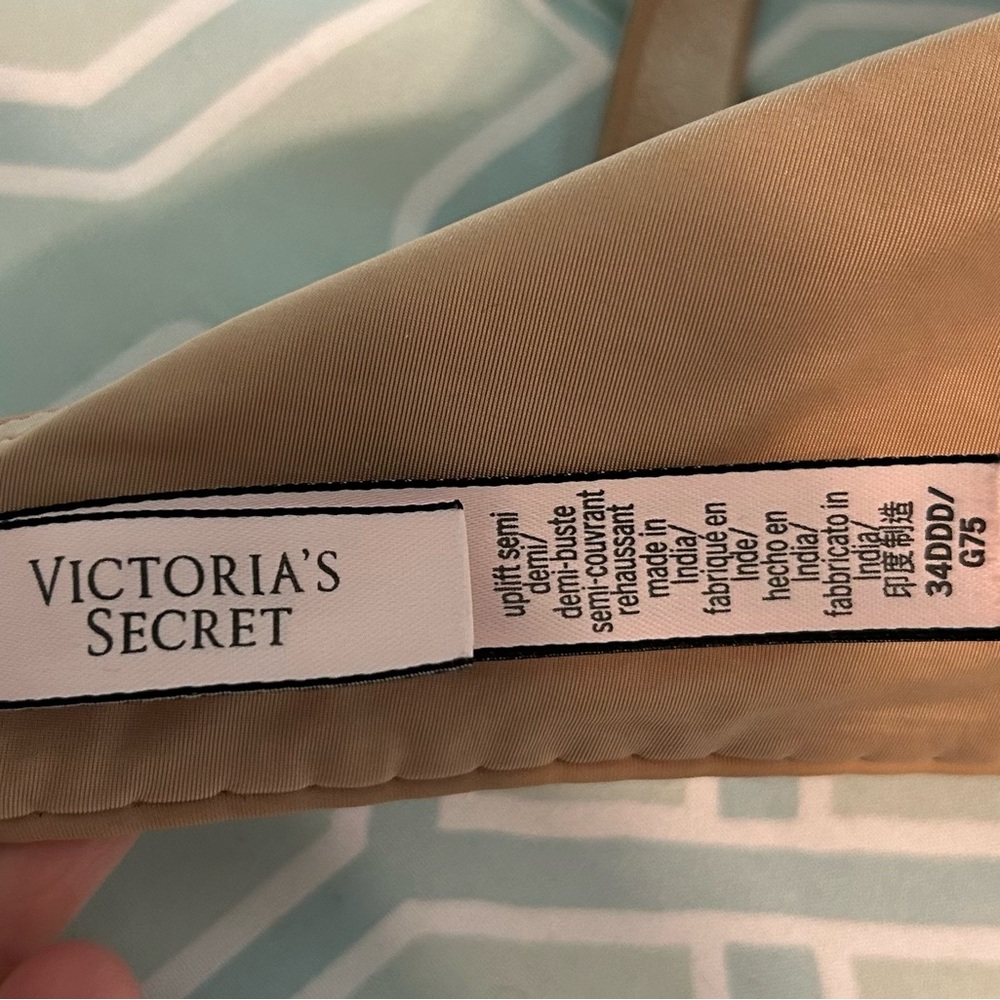 Victoria’s Secret Uplift Semi Demi Bra - Picture 8 of 9